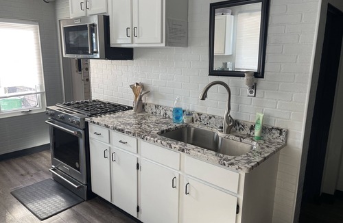 Two Rivers House | Fresh Coast Bar- Sleeps 8. 2 Blocks to Lake Michigan . Perfect for events!