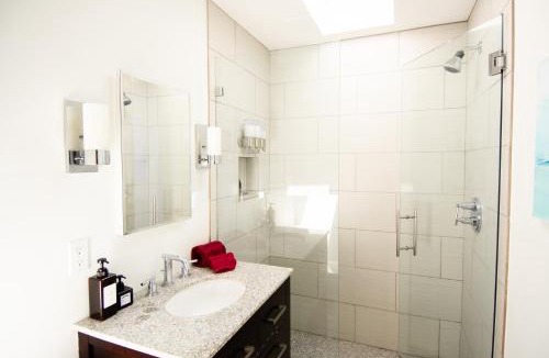 Benton Harbor House | Friday Fowls Cottage - Beach - Sauna - Hot tub - Fireplace - Wine