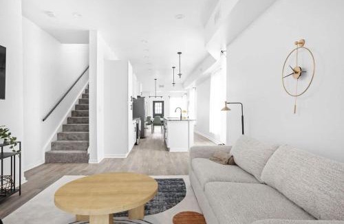 Holy Cross House | Full Duplex Retreat-Two Homes Near Eastside- Family Friendly