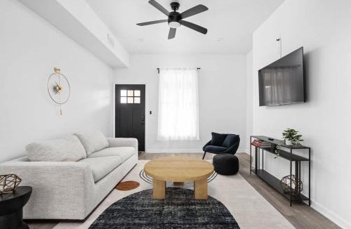Holy Cross House | Full Duplex Retreat-Two Homes Near Eastside- Family Friendly