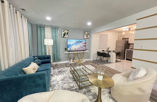 Park Forest House | Full entire cozy home + Free Wi-Fi + Free parking + Central area