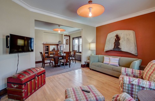 Brewers Hill Apartment | Fun comfortable skyline neighborhood flat