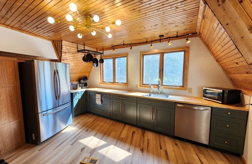 Smyrna Cottage | Geodome Getaway | Hot Tub + Pet Friendly