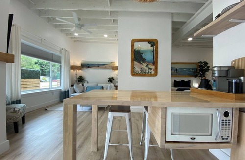 Shorewood-Tower Hills-Harbert Apartment | Getaway WithInn-Relaxation Centrally Located to Beaches and Walkable Restaurants