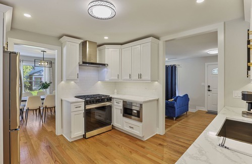 Wheaton House | Glamorous Stay in this 3 BR + 3BA House w/Bar and Home Sauna!