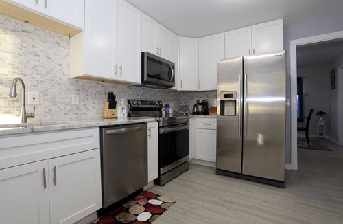 Ypsilanti House | Global Vibes Parlor Renovated home,1 min to golf course & close to two stadiums
