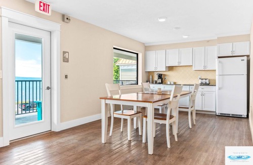 Traverse City Hotel | 🏖️ Gold Coast Inn | Breathtaking Lake Views Corner Rm 108
