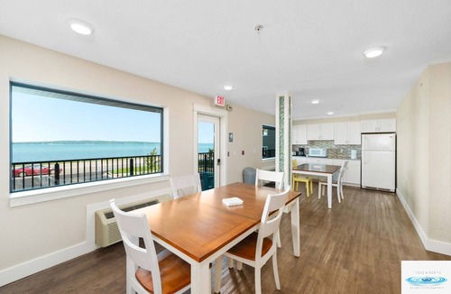 Traverse City Hotel | 🏖️ Gold Coast Inn | Breathtaking Sunsets w/Lake View ➠ 204