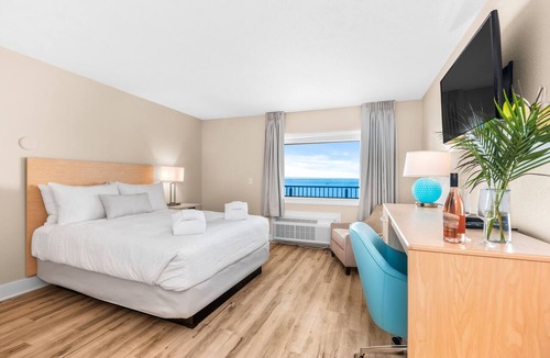 Traverse City Hotel | 🏖️ Gold Coast Inn | Breathtaking Sunsets w/Lake View ➠ 207
