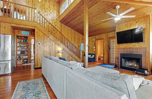 Miami Park House | Golden Hour Lakefront Retreat - Fire Pit - Dogs