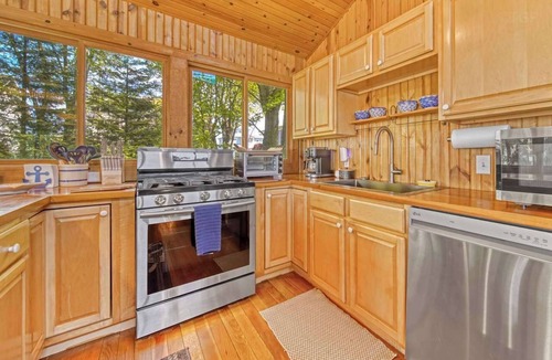 Miami Park House | Golden Hour Lakefront Retreat - Fire Pit - Dogs
