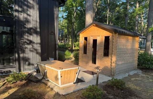New Buffalo Villa | Goldenrod -Upscale 2 Bedroom at Petite Acres