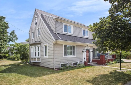 Battle Creek House | Gorgeous 5 bedroom Historic Home in Battle Creek