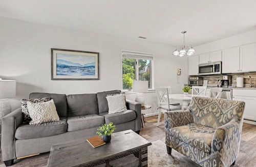 Acme Condo | 🏖️ Gorgeous Chic Beach Front Condo ➠ 5593