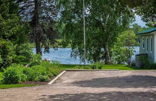 Ponshewaing House | Gorgeous Freshly Remodeled Resort Home Steps From Lake