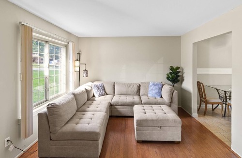 Drayton Plains House | Gorgeous home W/ a ton of Space Over looking the Woods