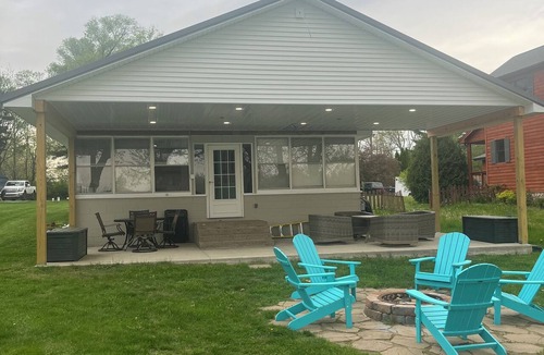 Monticello House | Gorgeous lake front cottage. Enjoy those summer nights on the lake