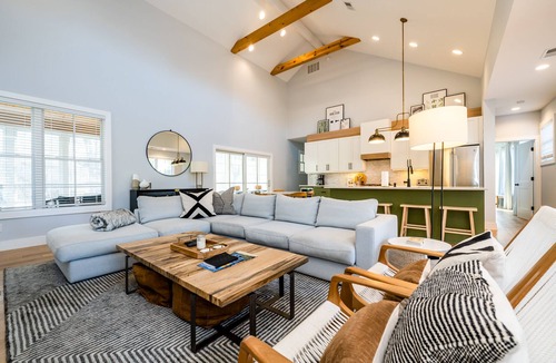 Union Pier House | Gorgeous Modern Cottage With Private Pool And Close To Beach!