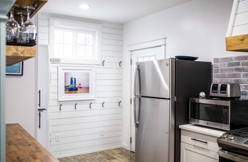 South Haven House | GORGEOUS Remodeled South Beach Cottage - 2 blocks from the shore!