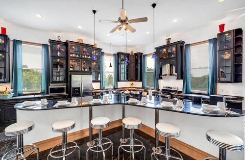 Fort Atkinson Villa | Gorgeous Secludued Villa Nestled Amidst Trees in Fort Atkinson, Wisconsin