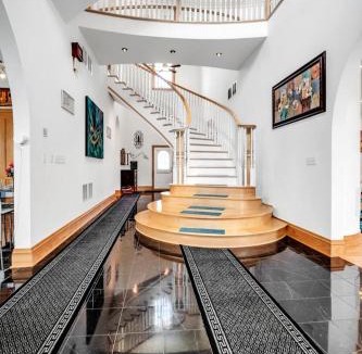 Fort Atkinson Villa | Gorgeous Secludued Villa Nestled Amidst Trees in Fort Atkinson, Wisconsin