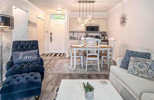 Acme Condo | 🏖️ Gorgeous Sunset Views @ The Shores Lake View Condo ➠ 5681