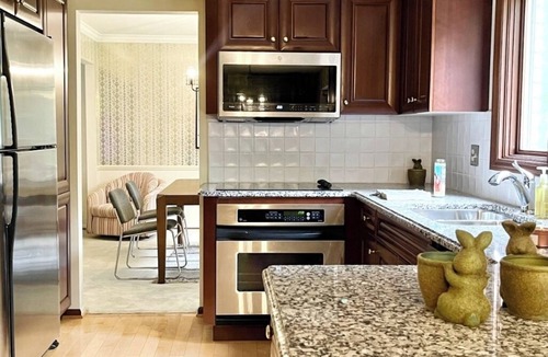 Bloomfield House | Grandma Chic 5-bedroom house in lovely Birmingham with AC, WiFi