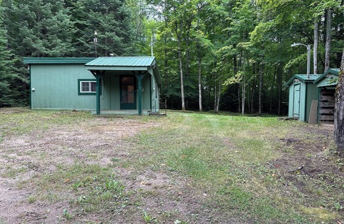 Eckerman Cabin | Grandpa’s a rustic 1-bedroom cabin in Eckerman near the Tahquamenon Falls.
