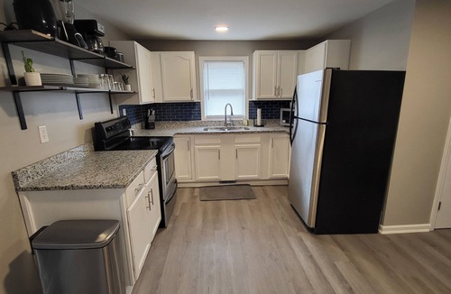 Evansville House | Great for long term stays: 2 Bed West Side Cottage