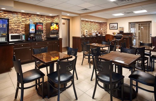 Crawfordsville Hotel | Great Hoosier Stay | 5 Mi to Ironman National Raceway | Indoor Heated Pool