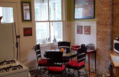 Ravenswood Apartment | Great Location-Beautiful Friendly Andersonville Neighborhood