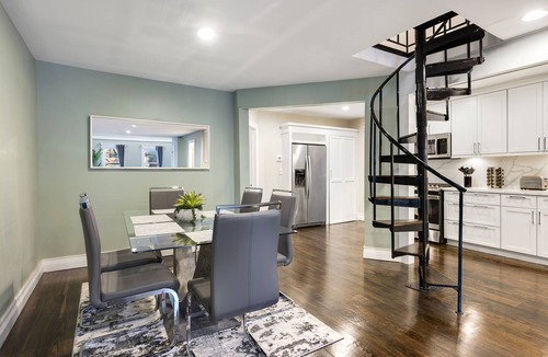 Ranch Triangle House | GROUP LUX LINCOLN PARK 4BD/4.5BA Home +parking