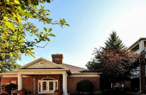 Mishawaka House | Group Vacation! 2 Serene Studios w/Kitchenette, Near Midwest Museum of American Art