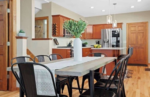 Bay View House | Groups - Families - Pets - Backyard - Deck