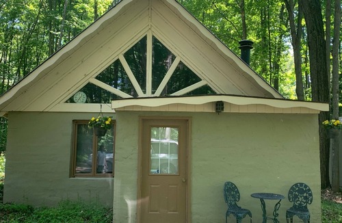 Harbor Springs Cottage | Harbor Springs 2 Bedroom Cottage Close to Boyne Highlands & Nubs Nob