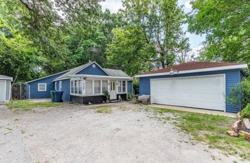 Gary House | Hardrock Hide-Away! 5-bedroom house with 5 queen beds. Close to Casino