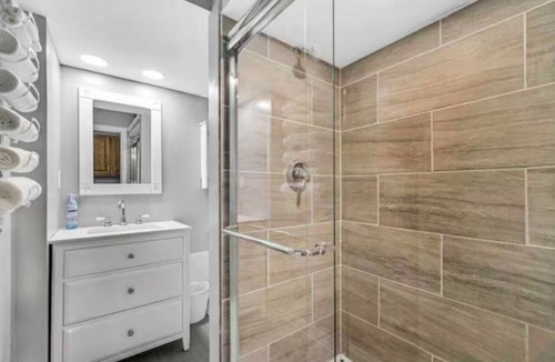 Gary House | Hardrock Hide-Away! 5-bedroom house with 5 queen beds. Close to Casino