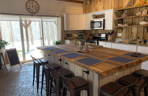 Marshall House | Harmony Hollow barndominium with hot tub near Sugar Creek
