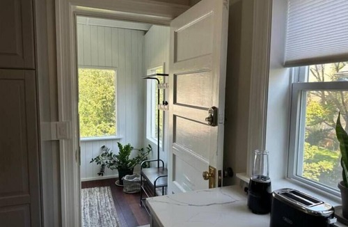 Rogers Park Apartment | Have a Spring Fling or Work Remote - Hi Speed WIFI!