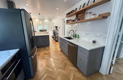 Rogers Park Apartment | Have a Spring Fling or Work Remote - Hi Speed WIFI!