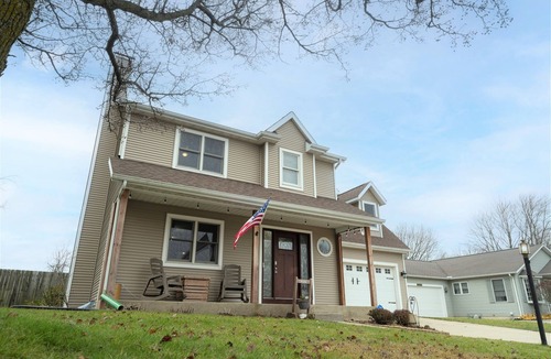 Mishawaka House | Heart of South Bend-Heated Pool-Game Room -2500ft²