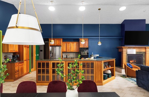 Okemos House | Heated Indoor Pool ~ Spa ~ Movie Theather ~ Gym/Yoga ~ Arcade ~ Bowling ~Karaoke