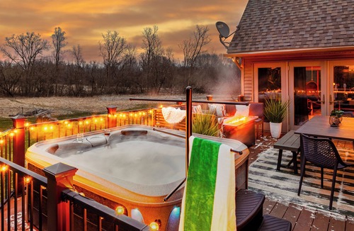 Okemos House | Heated Indoor Pool ~ Spa ~ Movie Theather ~ Gym/Yoga ~ Arcade ~ Bowling ~Karaoke