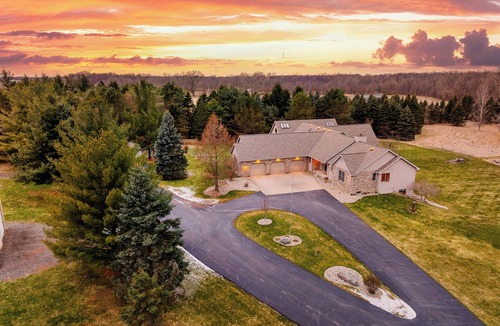 Okemos House | Heated Indoor Pool ~ Spa ~ Movie Theather ~ Gym/Yoga ~ Arcade ~ Bowling ~Karaoke