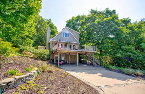 Macatawa House | Hemingway's Beach House, Jacuzzi - perfect kids & families - 15 min to Saugatuck