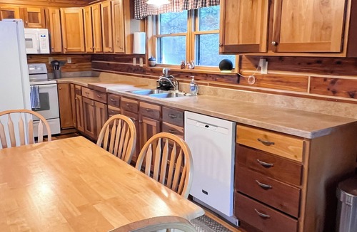Eckerty Cabin | Hidden Acorn Cabin: Only 35m from Holiday World. Book your mid-week stay ASAP!