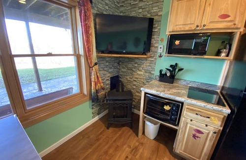 Lapeer Apartment | Hidden Charm Suites - Grateful Suite Lake Retreat