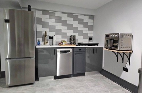 Woodlawn Apartment | High-end 2Bdrm Garden Apt. Where Comfort Meets Style