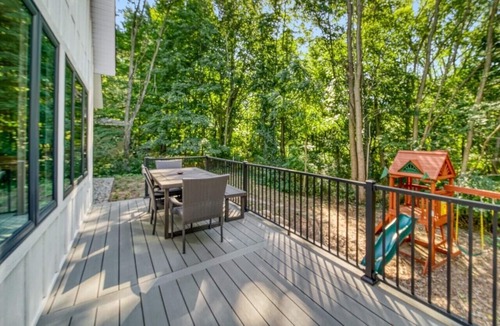 Saugatuck House | High-End Modern Farmhouse Relaxation in Saugatuck - Close to Downtown
