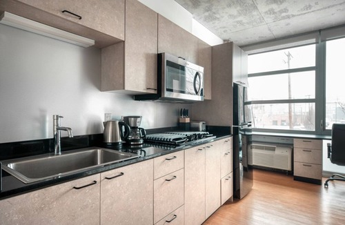 River North Apartment | Hip Lincoln Park Studio w/W/D & Lounge, 2 blocks from L, by Blueground